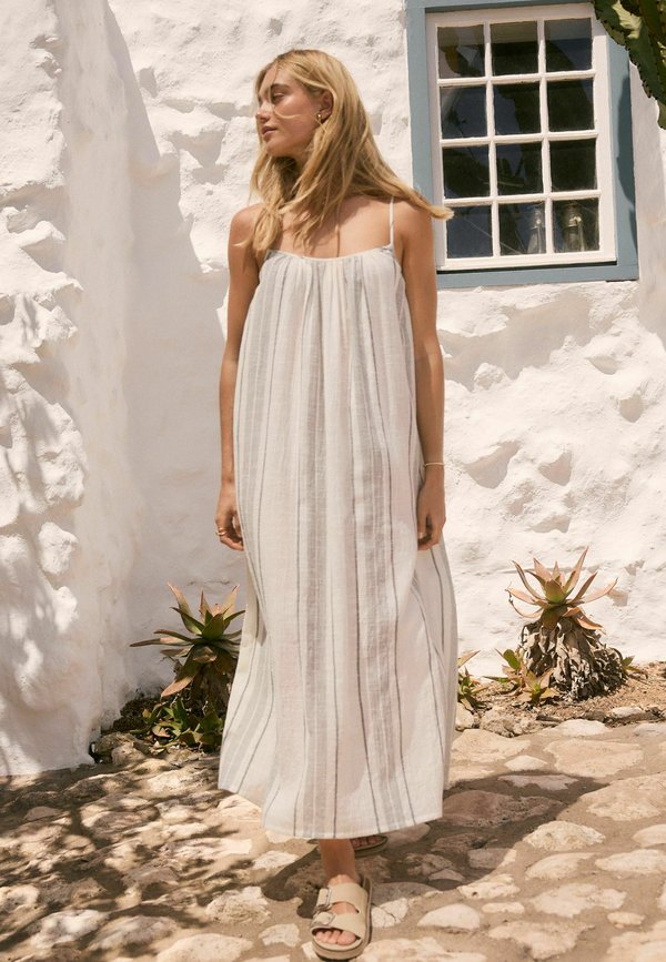 REGULAR FIT - VOLUME - Maxikleid