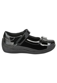 Schwarzer Lackleder-Mary-Jane-Schuh mit flacher Sohle, verstellbarem Riemen und einer dekorativen Schleife an der Zehe. Glatte Textur und abgerundete Form.