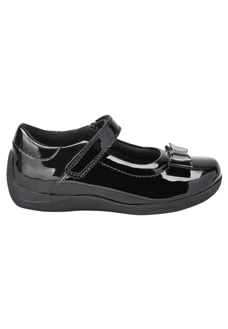 Schwarzer Lackleder-Mary-Jane-Schuh mit flacher Sohle, verstellbarem Riemen und einer dekorativen Schleife an der Zehe. Glatte Textur und abgerundete Form.
