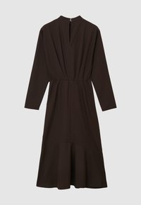 Dunkelbraunes langärmliges Midikleid mit geraffter Taille, ausgestelltem Saum, hohem Kragen und Rückenschlitz mit Knopfverschluss.