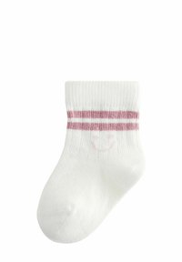 Hvid bomuldsbabysok med ribbet manchet, der har to pink vandrette striber og et smiley-ansigt designet på siden.