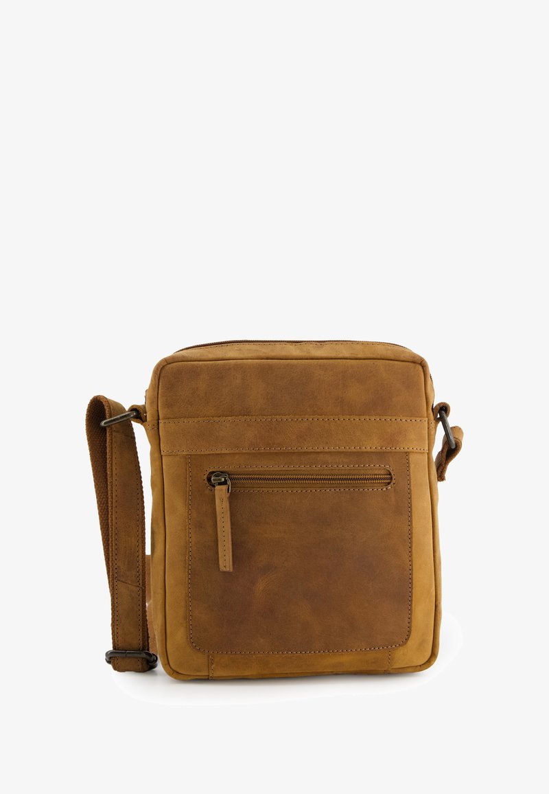Hnědá kožená crossbody taška se zipovou přední kapsou, měkkou texturou, obdélníkovým tvarem a nastavitelným popruhem.