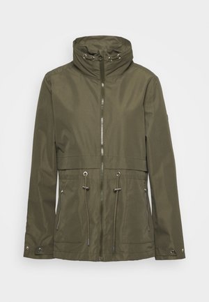 Veste légère vert olive avec col montant, fermeture éclair frontale, taille à cordon de serrage, poches latérales zippées et poignets réglables avec boutons.
