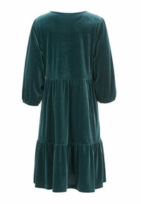 Een fluwelen jurk in diep teal met een ronde halslijn, driekwart pofmouwen en een gelaagde rok voor extra volume.