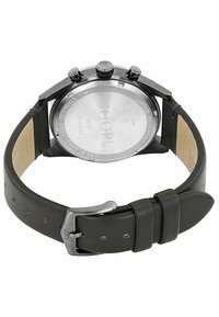 Schwarze Lederarmbanduhr mit einem Gehäuse aus rostfreiem Stahl, verfügt über zwei Drücker und eine strukturierte Schnalle. Das Display zeigt Details zur japanischen Uhrwerksbewegung.