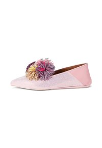 Roze platte schoen met een puntige neus, versierd met meerkleurige pompons en een glinsterend oppervlakpatroon. Gladde leren hiel.