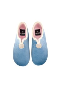 Zapatillas de terciopelo azul con un forro suave en un rosa claro. Presentan un pequeño acento gris en la parte frontal y una etiqueta negra en el interior.