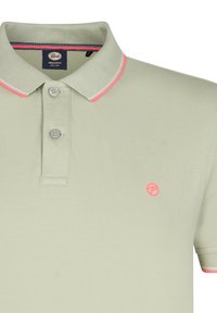 Lichtgroene polo met een gestructureerde stof, drie knopen en een kraag met roze en witte strepen. Klein logo op de borst.