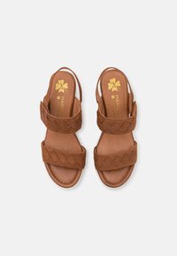 Marco Tozzi by Guido Maria Kretschmer BY GUIDO MARIA KRETSCHMER - Wedge sandals - chestnut
