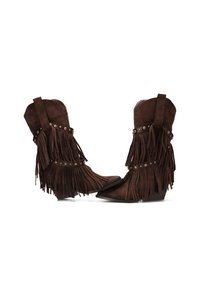 Botas cuña de ante marrón con detalles de flecos, tachuelas, diseño de punta puntiaguda y caña corta. Presentan una apariencia texturizada.