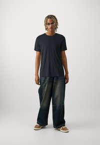 Hollister Co. CREW CORE 3 PACK - Βασικό μπλουζάκι - white/grey/black