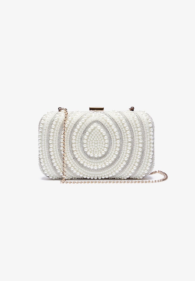 Pochette blanche ornée de motifs concentriques en perles et perles avec une fine chaîne dorée sur fond blanc.