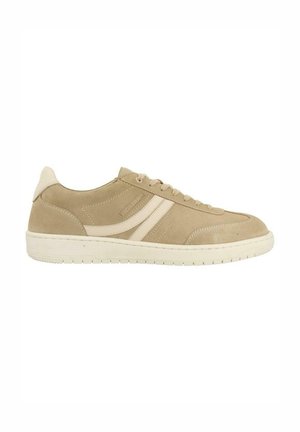 Sneaker in suede beige con accenti bianchi, caratterizzata da un design slanciato, chiusura con lacci e suola in gomma testurizzata.