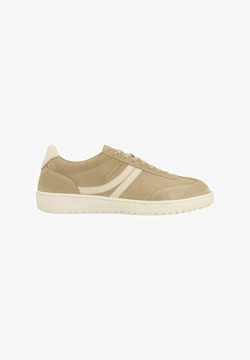 Sneaker in suede beige con accenti bianchi, caratterizzata da un design slanciato, chiusura con lacci e suola in gomma testurizzata.