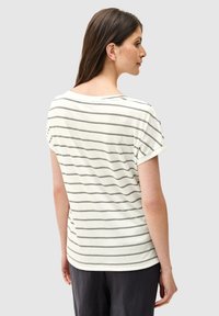 Witte T-shirt met korte mouwen en zwarte horizontale strepen, met een ronde halslijn en een zachte, lichte stof.