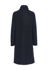 Mörkblå kappa i en strukturerad textil, med långa ärmar och krage. Har en rak skärning och är knälång. Inga synliga knäppningar.