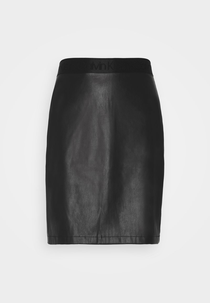 Czarna mini spódnica z ekoskóry z elastycznym pasem, z tłoczonym logo Calvin Klein, prezentowana na białym tle.