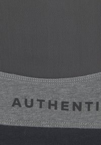 Grau und marineblau strukturiertem Stoff, mit einem horizontalen Band, auf dem "AUTHENTIC" in fetten schwarzen Buchstaben gedruckt ist. Genähte Kanten mit kontrastierendem Faden.