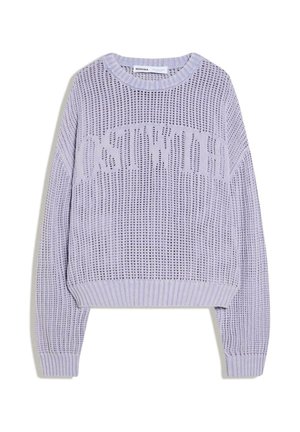 Liliowy sweter dziany o luźnym, ażurowym splocie z prążkowanymi mankietami i krawędzią, z wytłoczonym napisem marki na wysokości klatki piersiowej.