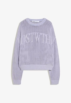 Fliederfarbener Strickpullover mit lockerem, offenem Strickmuster und gerippten Bündchen sowie Saum, mit erhabenem Markenschriftzug auf der Brust.