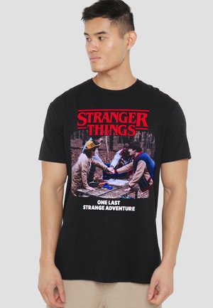 STRANGER THINGS  ONE LAST STRANGE ADVENTURE - Print T-shirt - black