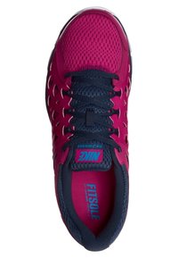 Chaussure de course Nike rose et marine avec empeigne en mesh, lacets noirs et semelle intérieure "FITSOLE" visible.