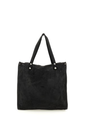 Borsa tote in pelle nera con doppi manici e dettagli con rivetti metallici su sfondo bianco.