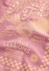 Rosa Stoff mit gelben Zitronenfrucht-Illustrationen und Texten "The Navy Fresh", "Citrus Sessions" und "100% Organic Natural Farmed Since 1932."