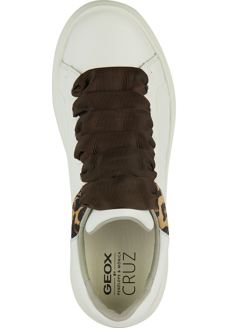 Weißer Sneaker mit breiten, gerafften dunkelbraunen Schnürsenkeln und Akzenten im Leopardenmuster nahe der Ferse, innen mit "GEOX by Penélope & Mónica Cruz" gebrandet.