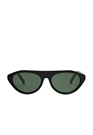 Lunettes de soleil noires œil de chat avec verres teintés vert foncé, vue de face, sur fond blanc uni.