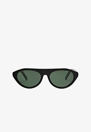 Lunettes de soleil noires œil de chat avec verres teintés vert foncé, vue de face, sur fond blanc uni.