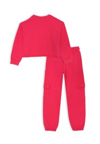 Felpa cropped rosa brillante con maniche lunghe e pantaloni jogger abbinati, dotati di tasche cargo, cintura elastica e orli a coste.