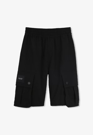 Shorts cargo noirs avec une taille élastique, deux grandes poches latérales et un tissu texturé. Comprend des fermetures à boutons et un logo sur la poche.