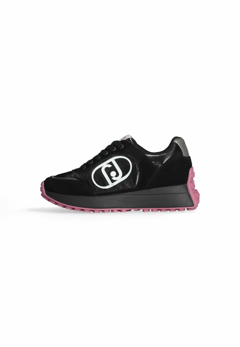 Sneaker nera con texture lucida e scamosciata, un logo prominente in bianco e una suola rosa texturizzata. Presenta un sistema di lacci piatti.