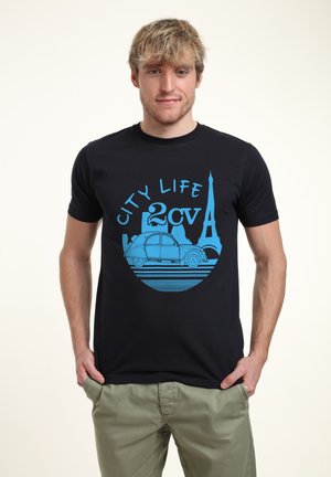 Schwarzes Baumwoll-T-Shirt mit einem blauen Grafikdesign, das den Text "CITY LIFE" und ein Design eines vintage Autos neben dem Eiffelturm zeigt.