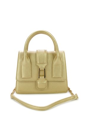 Goldfarbene metallische Handtasche mit strukturiertem Design, ausgestattet mit einem oberen Griff, einem abnehmbaren Kettenriemen und einem zentralen Schnallendetail.