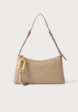 Sac à épaule en cuir beige avec bandoulière réglable, garnitures dorées et un charme décoratif doré, par Marc Jacobs.