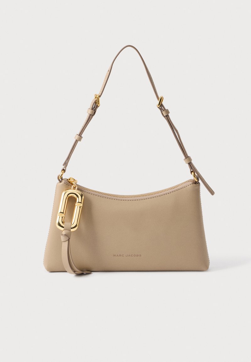 Sac à épaule en cuir beige avec bandoulière réglable, garnitures dorées et un charme décoratif doré, par Marc Jacobs.