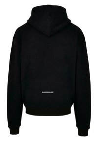 Zwarte hoodie met ribbelboorden en -zoom, voorzien van witte tekst "MJGONZALES" op de onderrug, gemaakt van een zachte stof.
