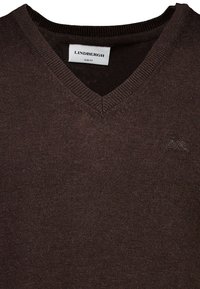 Brauner, taillierter V-Ausschnitt-Pullover mit strukturiertem Strick, der ein kleines Logo auf der Brust und einen gerippten Kragen aufweist.