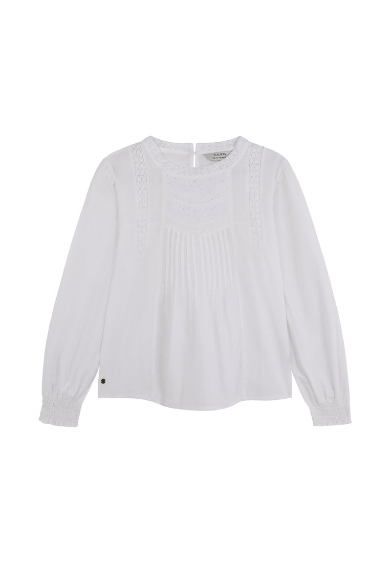 Blusa blanca de manga larga con detalles bordados, pliegues en el frente y puños elásticos con cierre en forma de ojal en la parte posterior.