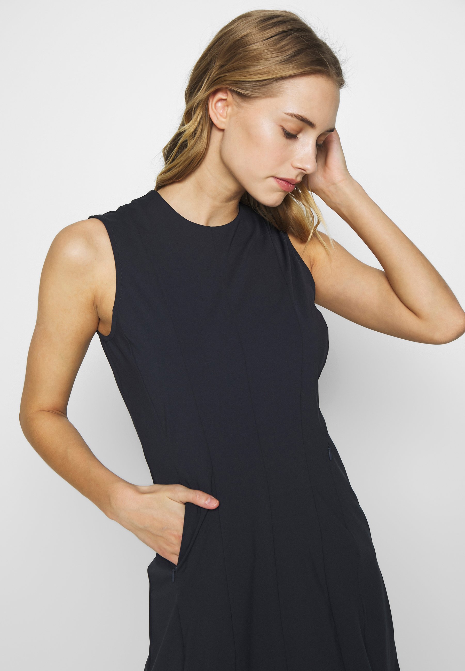 J.LINDEBERG JASMIN LUX SCULPT Jerseyklänning navy Jasmin sleeveless dress | J.Lindeberg