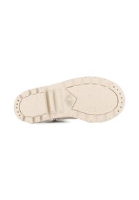 Semelle de chaussure en caoutchouc beige clair avec un motif texturé, des bords striés et de petits trous de drainage ; conçue pour traction et durabilité.