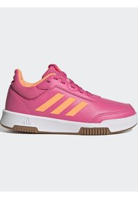 Scarpa sportiva rosa con finitura testurizzata, dettagli arancioni e tre strisce distintive. Presenta una suola intermedia bianca e una suola in gomma marrone.