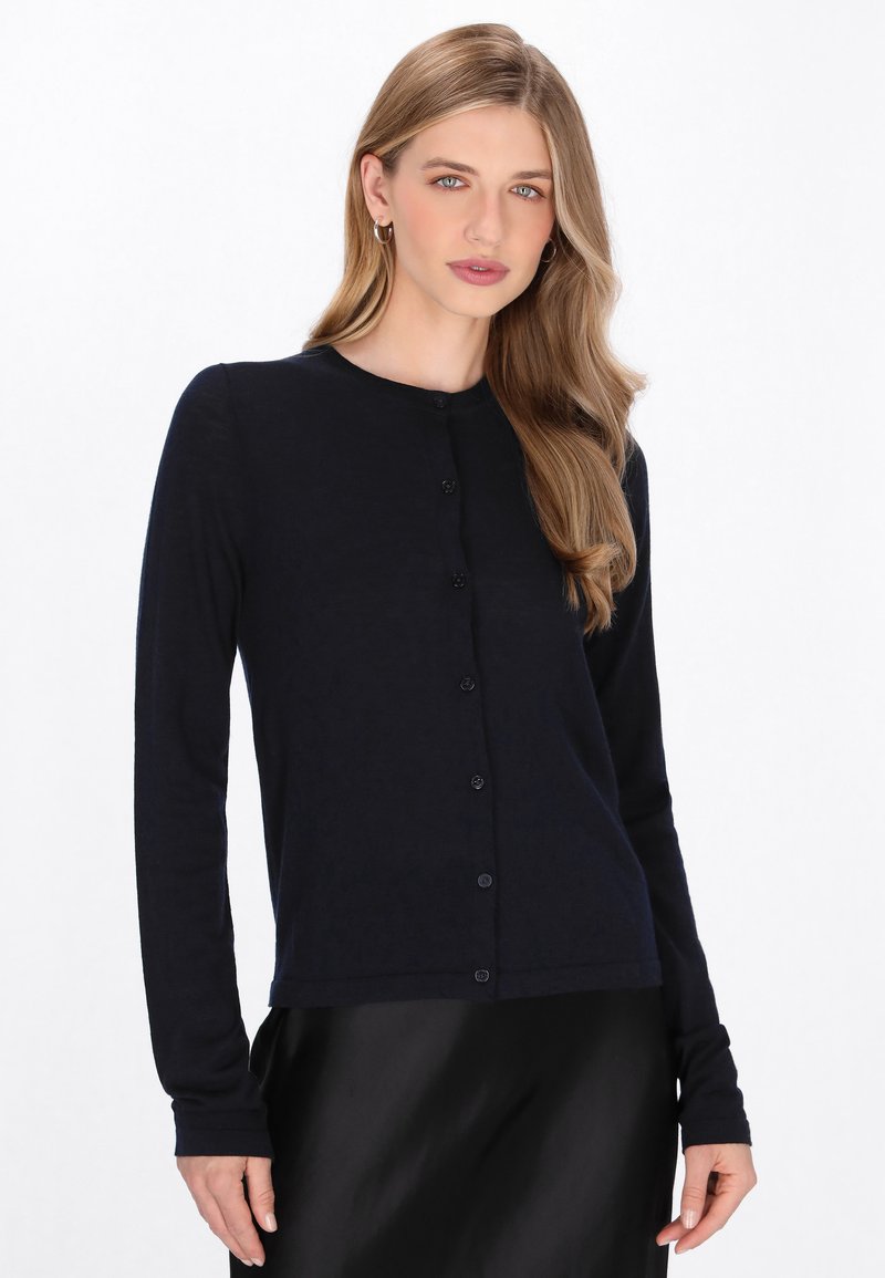 Dunkelblauer Cardigan aus weichem Stoff, mit langen Ärmeln, rundem Ausschnitt und Knopfverschluss vorne. Glatte Textur und taillierte Passform.