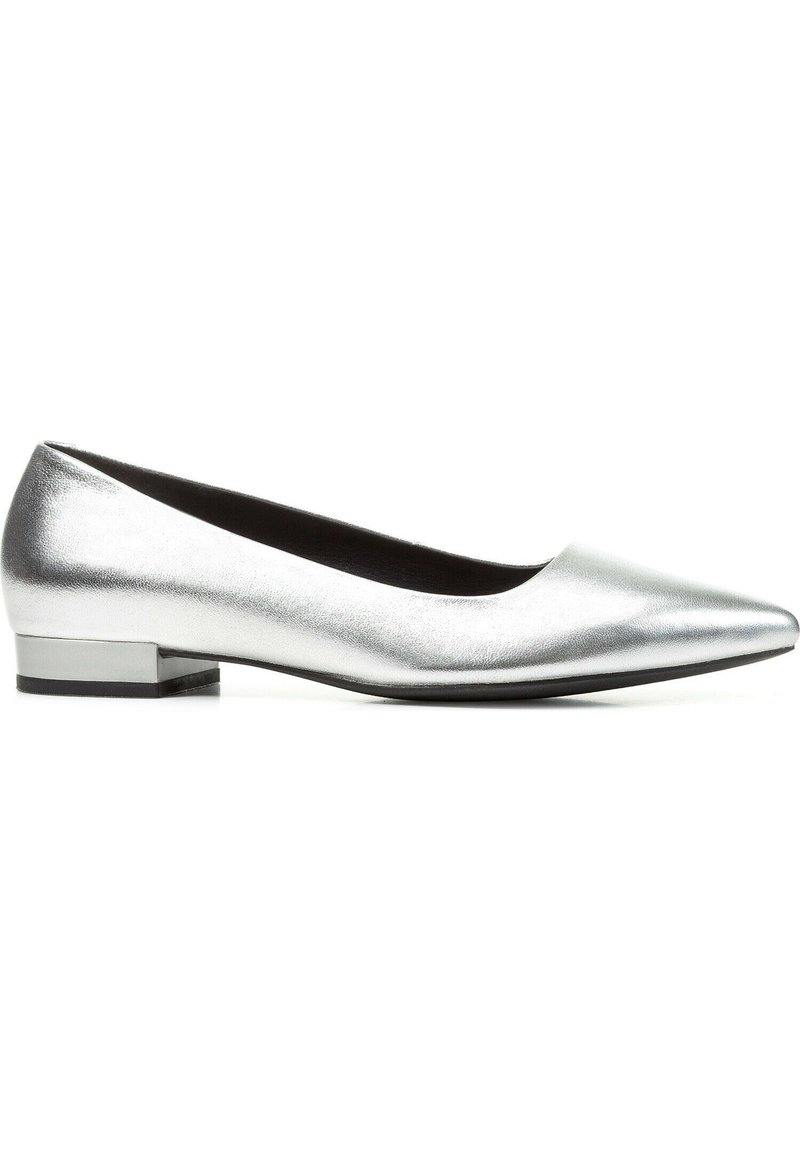 Silberne metallische Balletschuhe mit spitzer Zehe, niedrigem Blockabsatz, glatter Textur und minimalistischer Gestaltung.