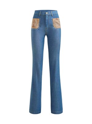 Jeans a campana in denim blu con tasche decorative a motivo marrone e borchie argentate lungo i bordi. Presentano un design a vita alta.