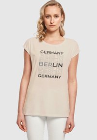 Merchcode BERLIN  EXTENDED - T-shirts print - whitesand