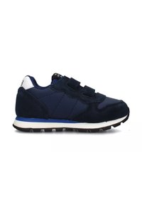 Scarpa sportiva blu navy con un mix di suede e materiale sintetico, dotata di due cinturini in velcro, suola bianca e blu e punta arrotondata.