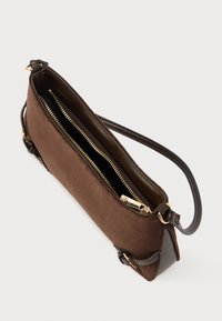 Καφέ τσάντα από σουέντ με φερμουάρ, με επίπεδο σχέδιο και δερμάτινες λεπτομέρειες. Περιλαμβάνει ρυθμιζόμενο ιμάντα ώμου.